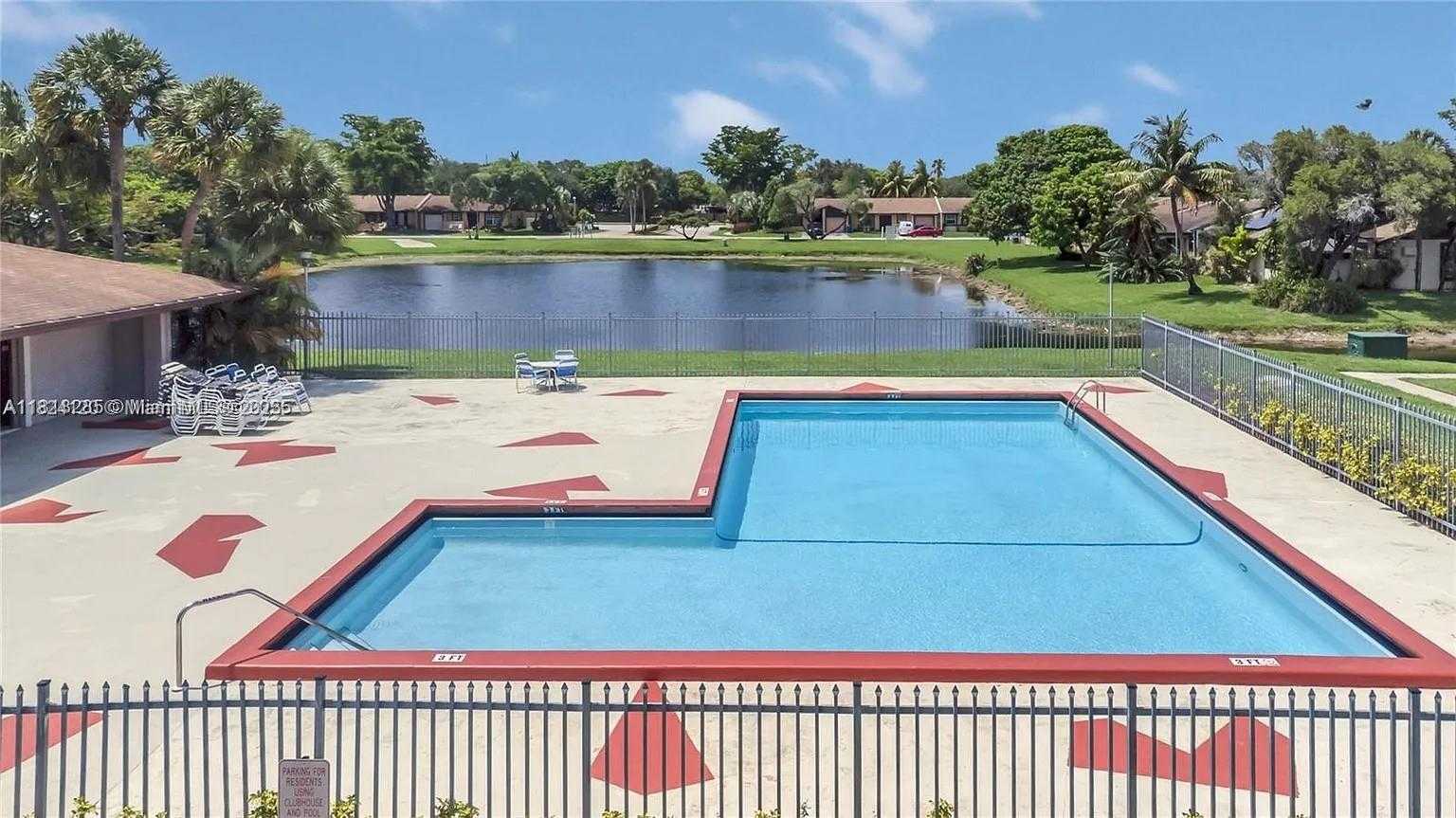 Small Image of 9410 SOUTH MEADOWS CIR, Miramar Number 25