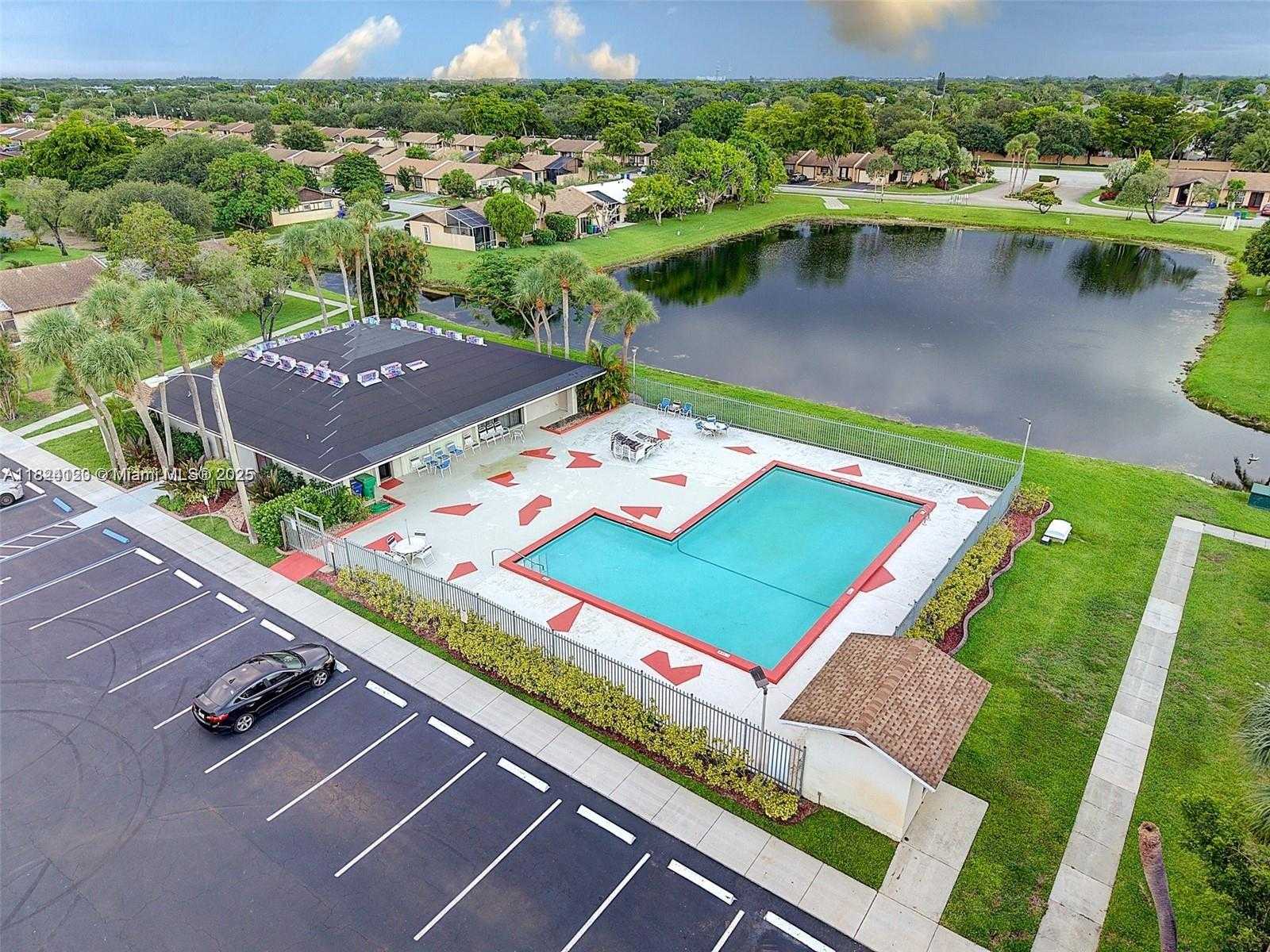 Small Image of 9410 SOUTH MEADOWS CIR, Miramar Number 26