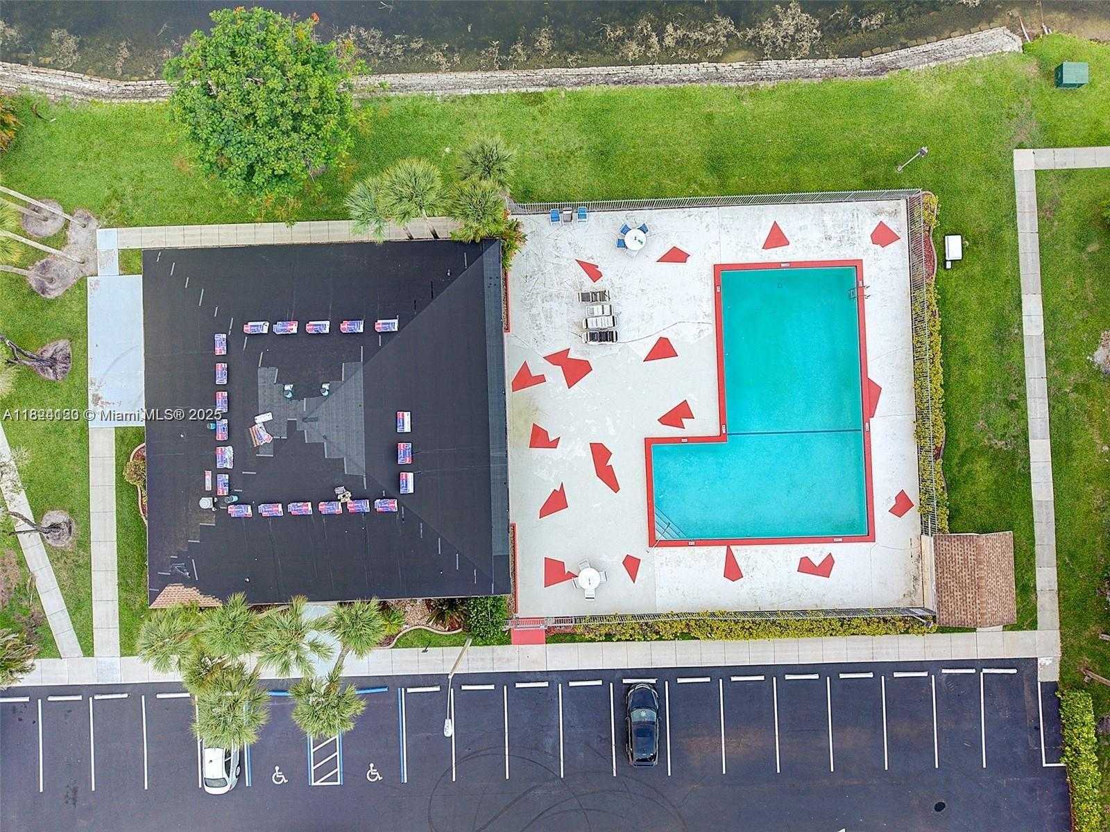 Small Image of 9410 SOUTH MEADOWS CIR, Miramar Number 27
