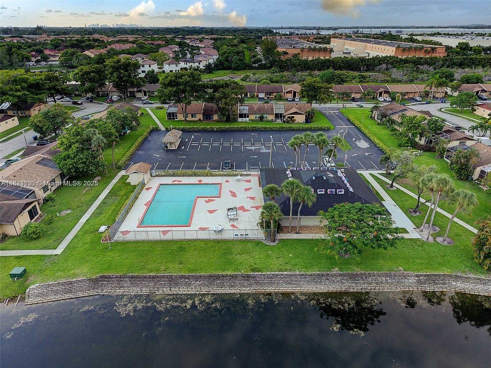 Small Image of 9410 SOUTH MEADOWS CIR, Miramar Number 28