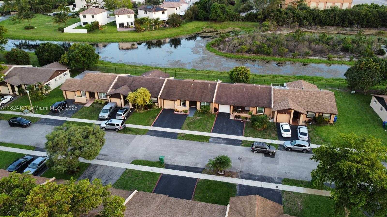 Small Image of 9410 SOUTH MEADOWS CIR, Miramar Number 3