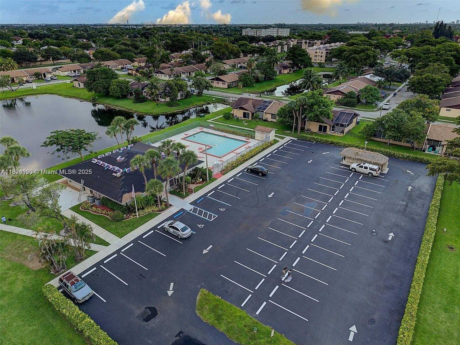 Small Image of 9410 SOUTH MEADOWS CIR, Miramar Number 30