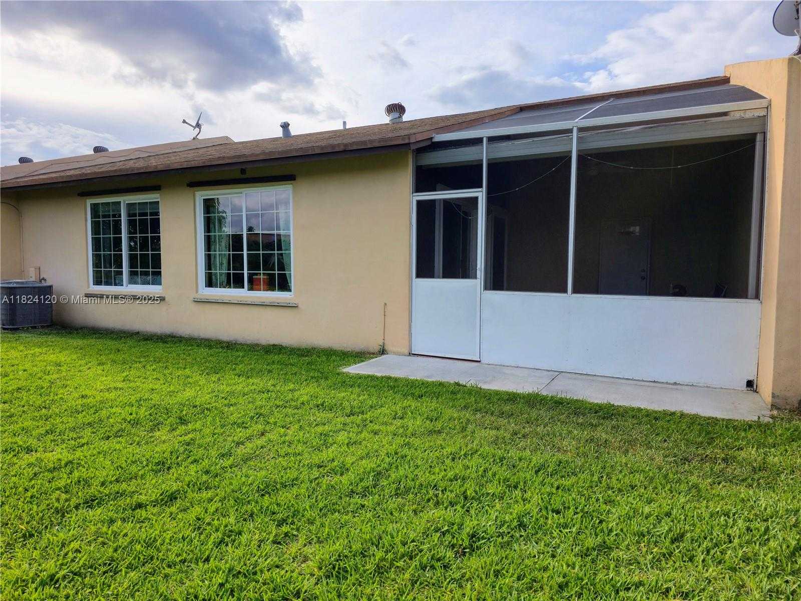 Small Image of 9410 SOUTH MEADOWS CIR, Miramar Number 4