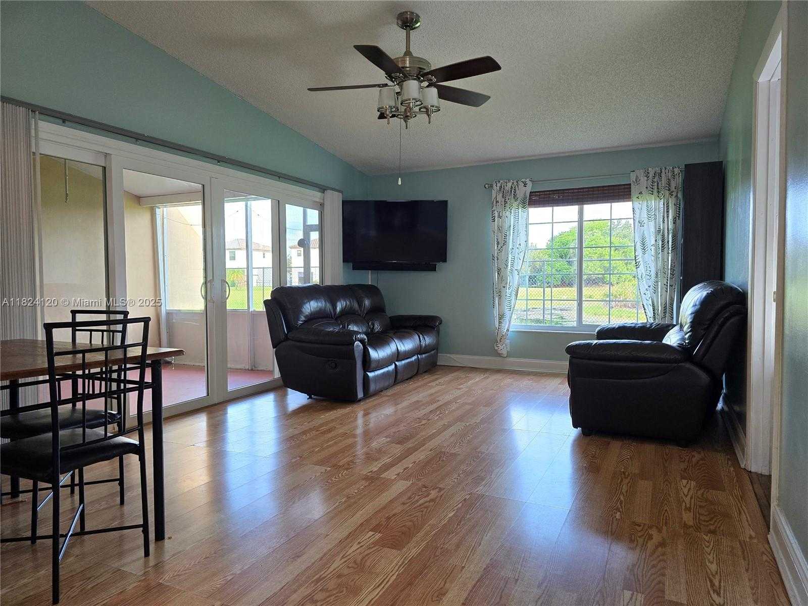 Small Image of 9410 SOUTH MEADOWS CIR, Miramar Number 8