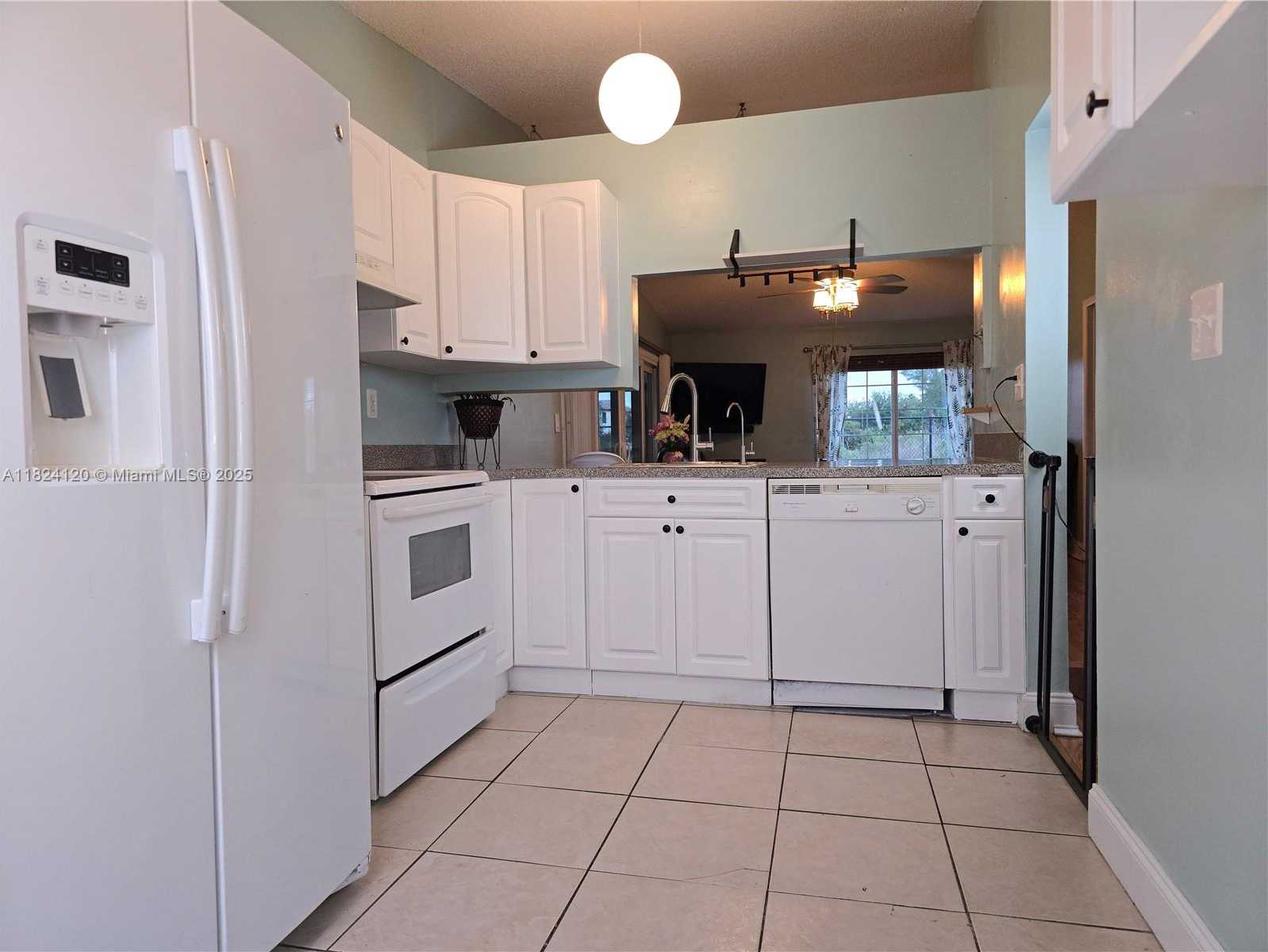 Small Image of 9410 SOUTH MEADOWS CIR, Miramar Number 9