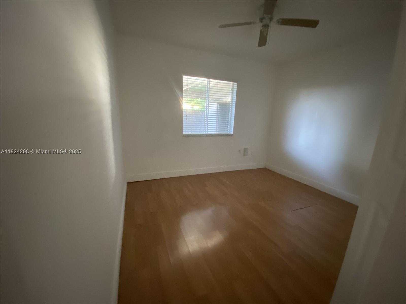 Small Image of 18942 NORTH WEST 86TH CT, Hialeah Number 10