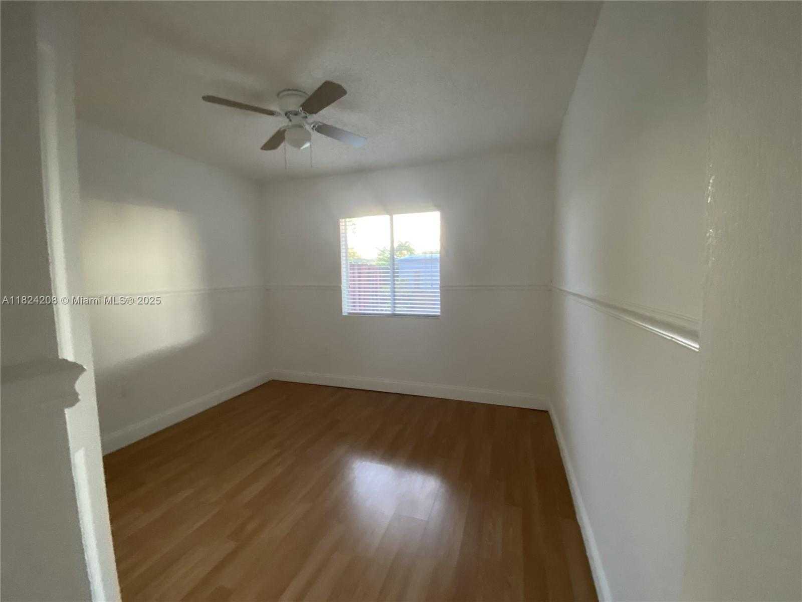 Small Image of 18942 NORTH WEST 86TH CT, Hialeah Number 11