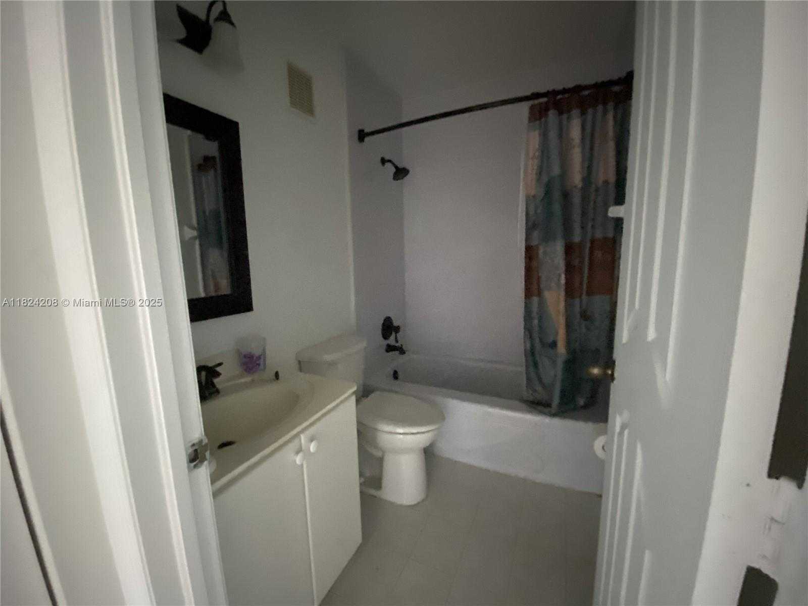 Small Image of 18942 NORTH WEST 86TH CT, Hialeah Number 12