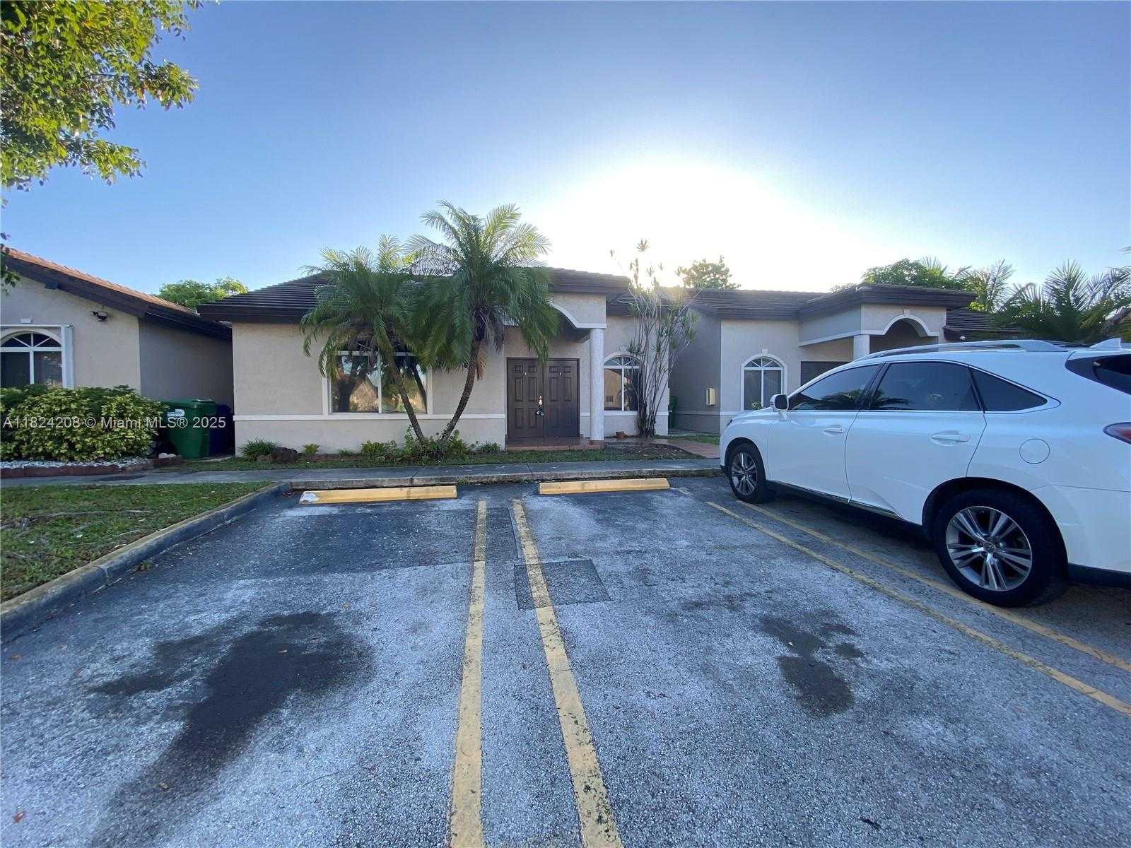Small Image of 18942 NORTH WEST 86TH CT, Hialeah Number 14