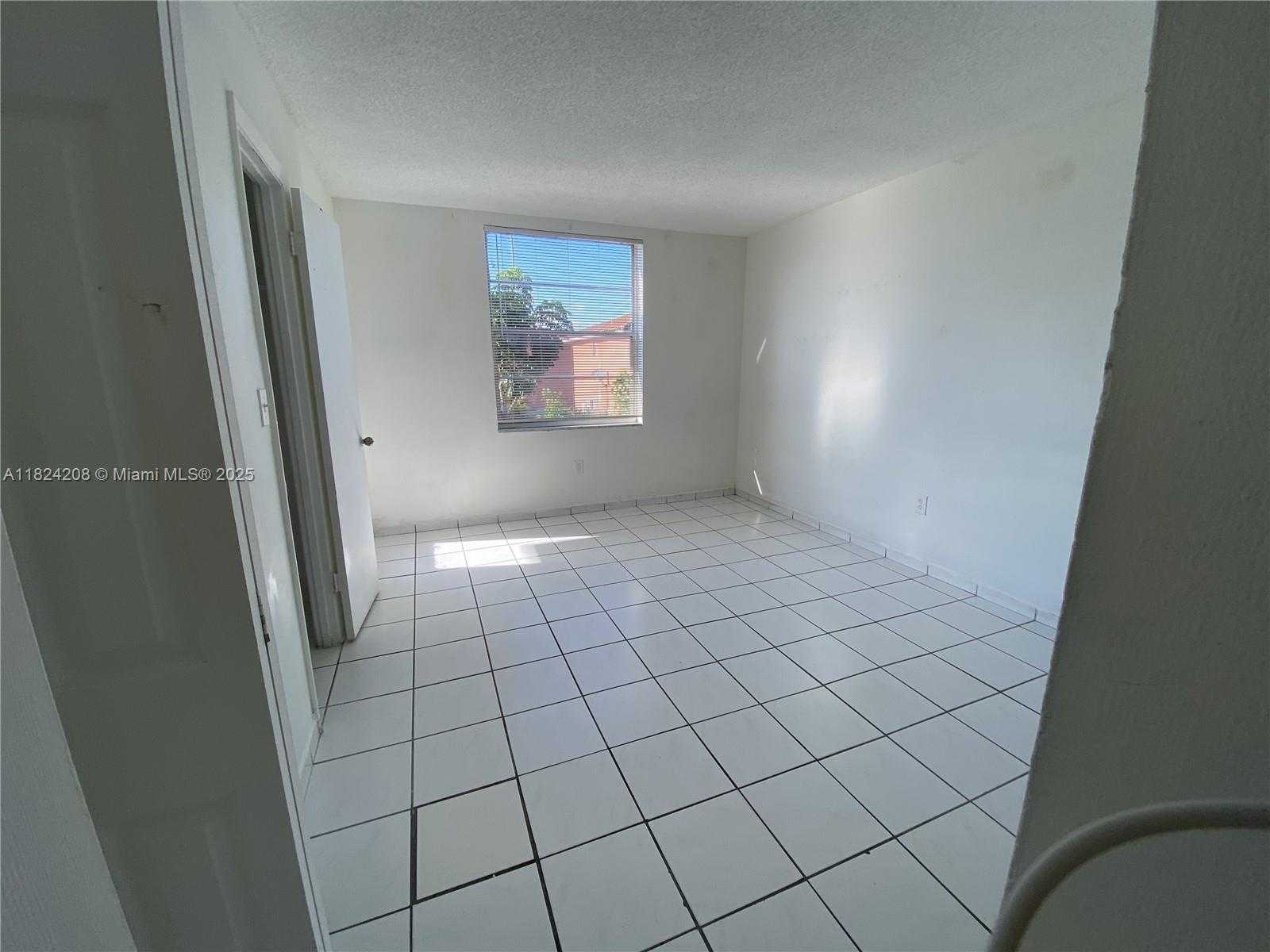 Small Image of 18942 NORTH WEST 86TH CT, Hialeah Number 3