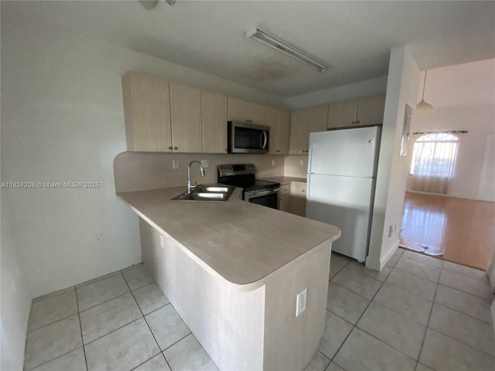 Small Image of 18942 NORTH WEST 86TH CT, Hialeah Number 4