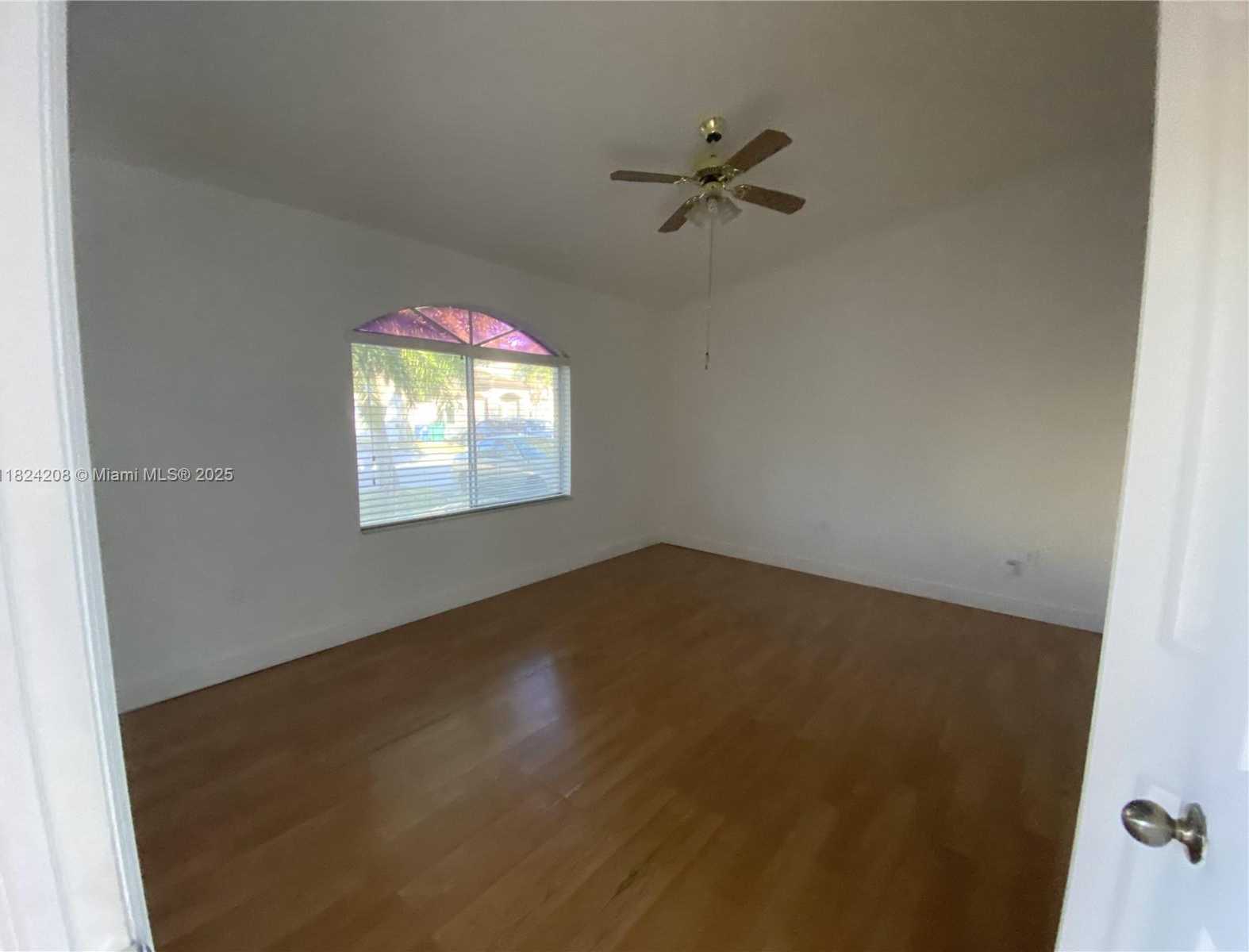 Small Image of 18942 NORTH WEST 86TH CT, Hialeah Number 7