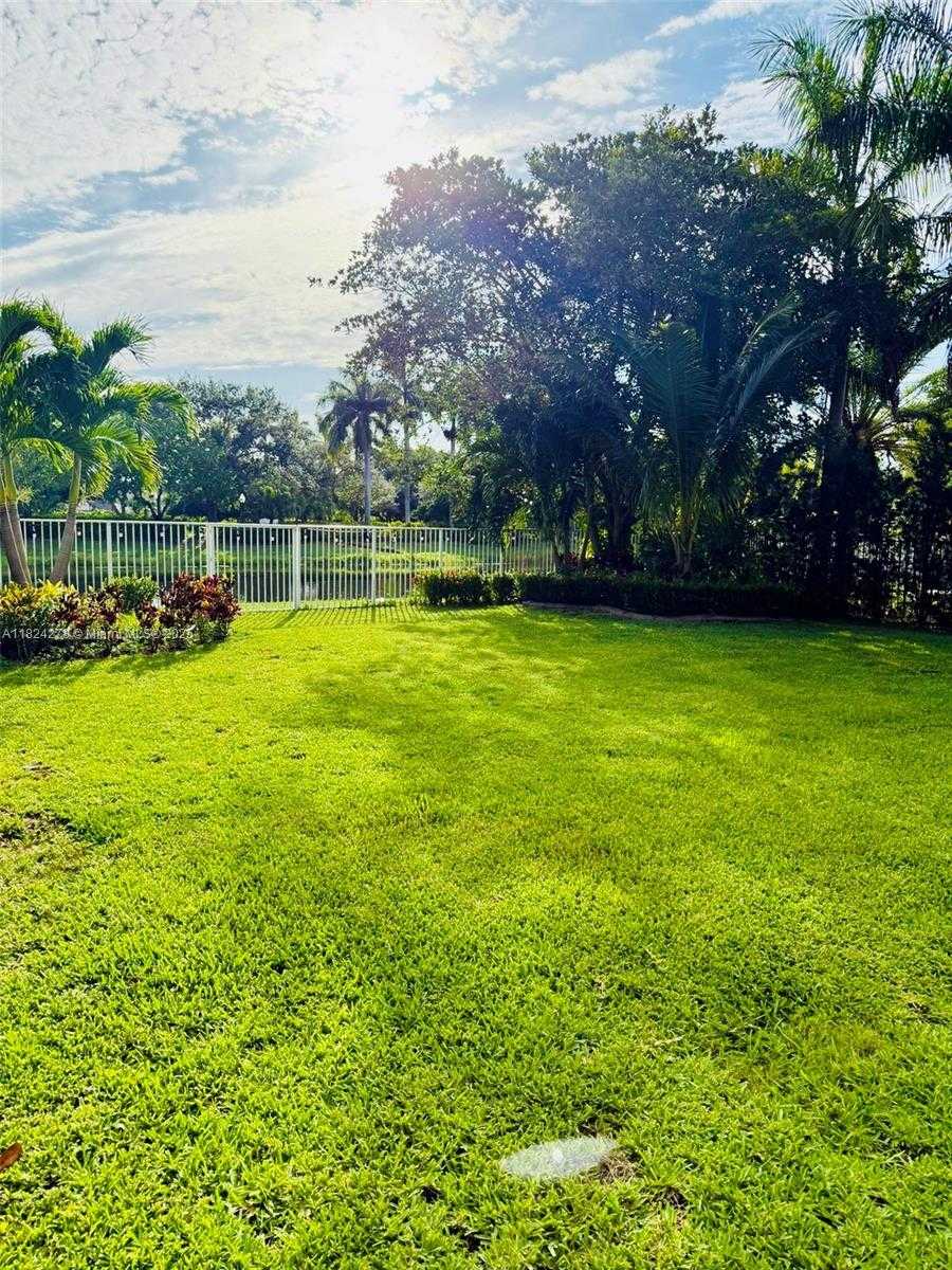 Small Image of 1325 CHENILLE CIR, Weston Number 12