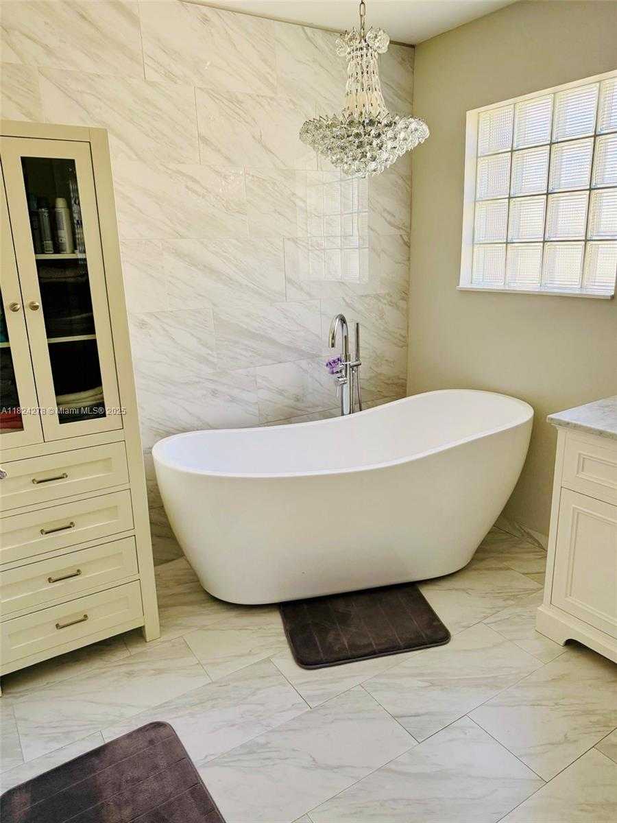 Small Image of 1325 CHENILLE CIR, Weston Number 19
