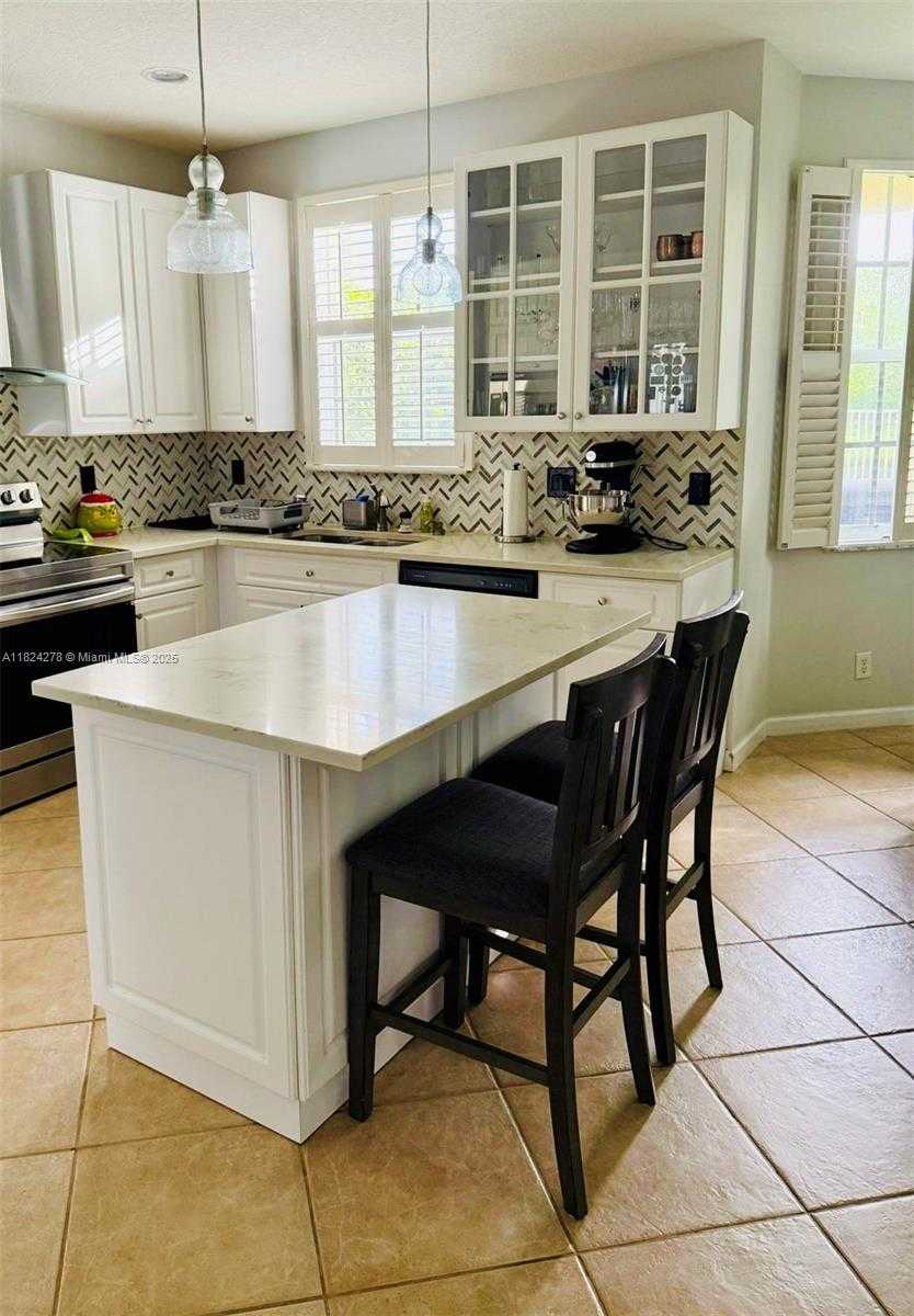 Small Image of 1325 CHENILLE CIR, Weston Number 6