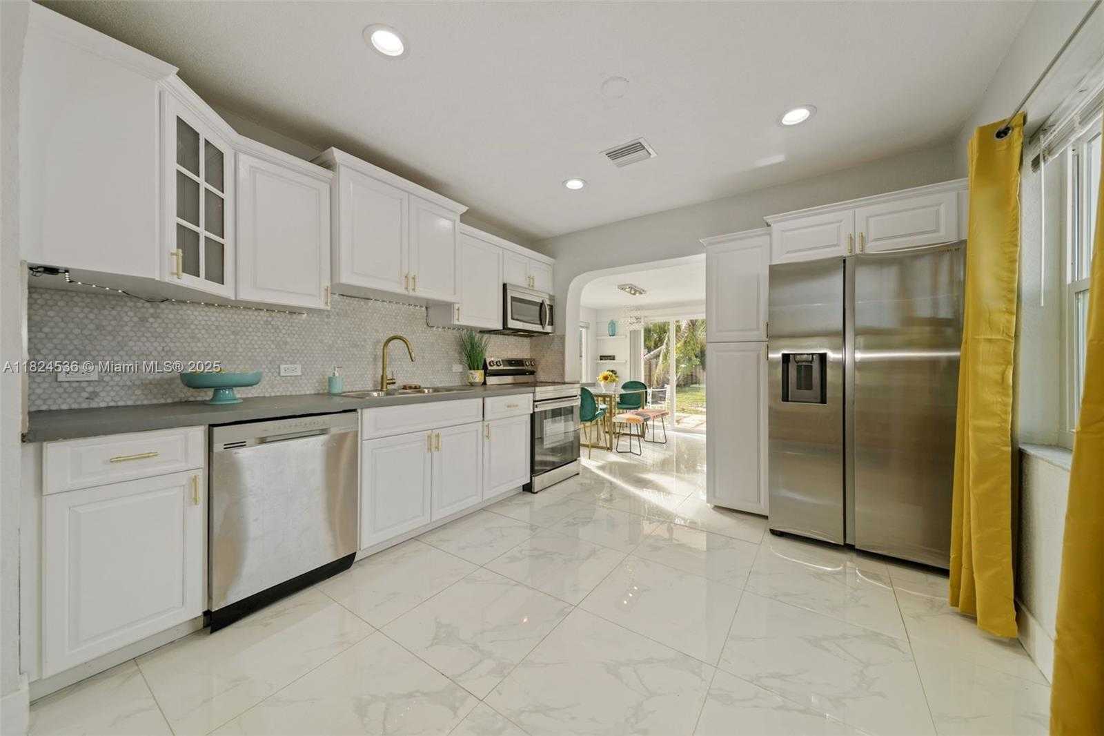 Small Image of 2714 FILLMORE ST, Hollywood Number 2