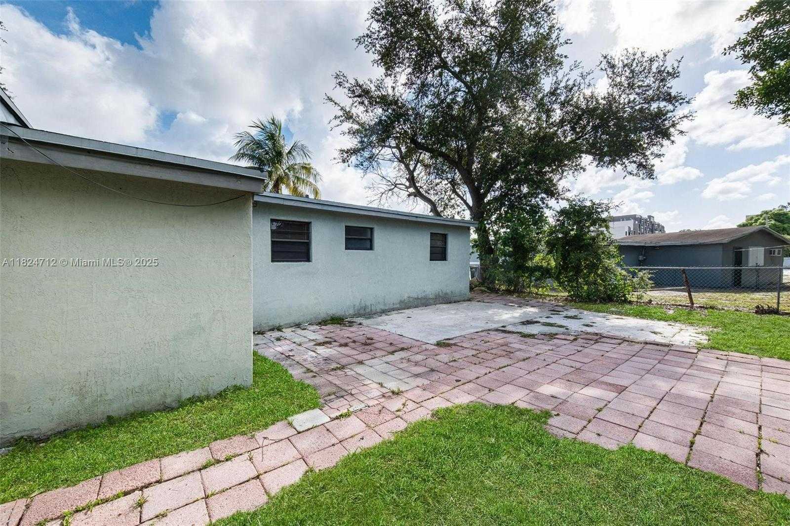 Small Image of 2410 NORTH WEST 170TH TER, Miami Gardens Number 14