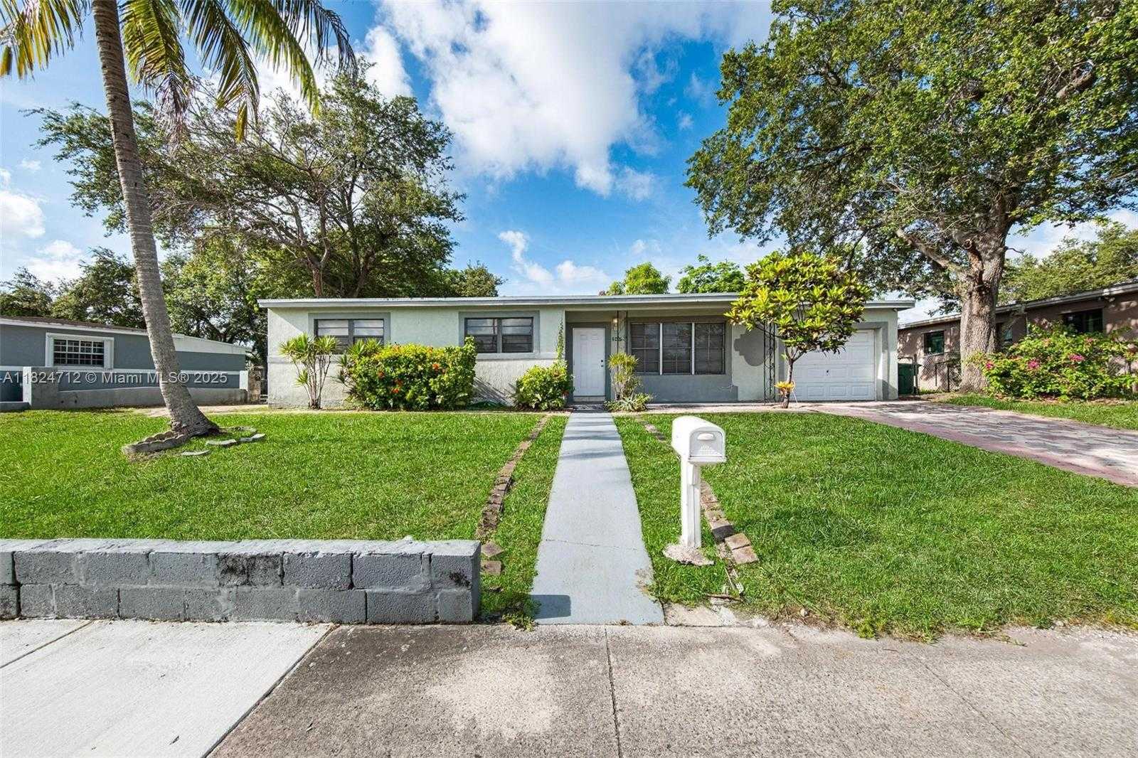 Small Image of 2410 NORTH WEST 170TH TER, Miami Gardens Number 2
