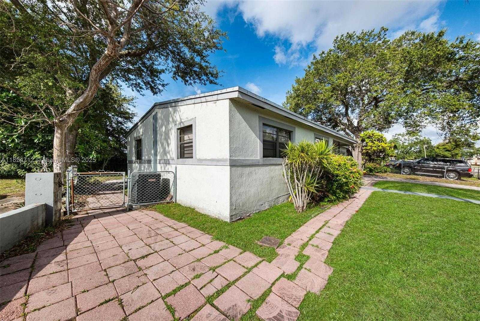 Small Image of 2410 NORTH WEST 170TH TER, Miami Gardens Number 4