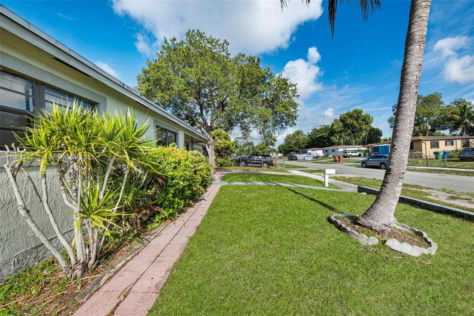 Small Image of 2410 NORTH WEST 170TH TER, Miami Gardens Number 5