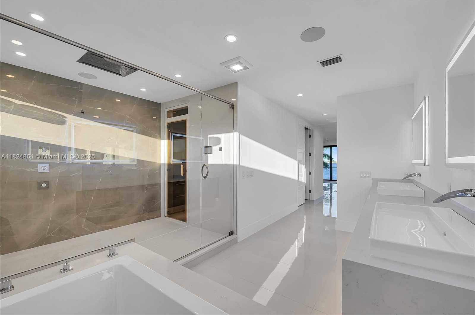 Small Image of 5735 RIVERSIDE DR, Cape Coral Number 38