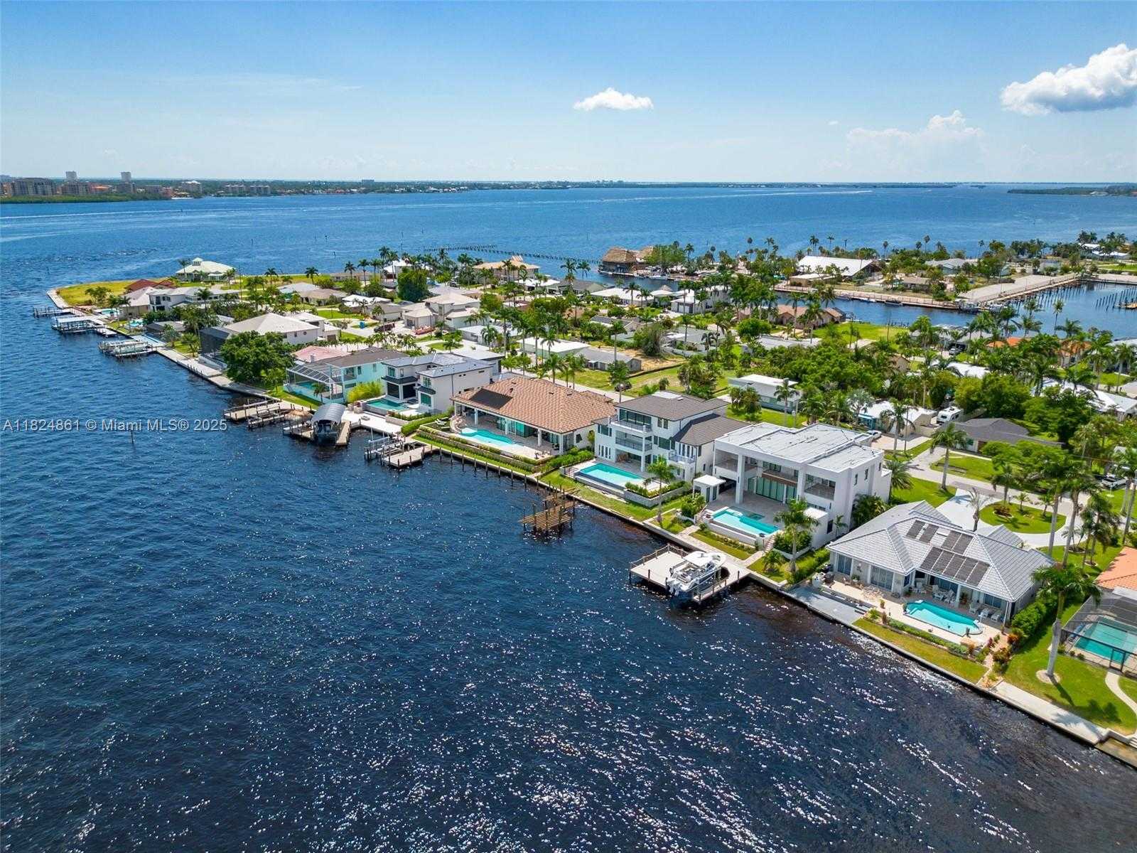 Small Image of 5735 RIVERSIDE DR, Cape Coral Number 9