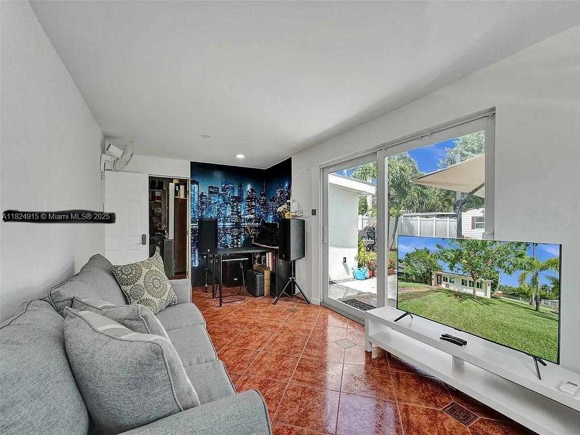 Small Image of 1607 MOFFETT ST, Hollywood Number 15