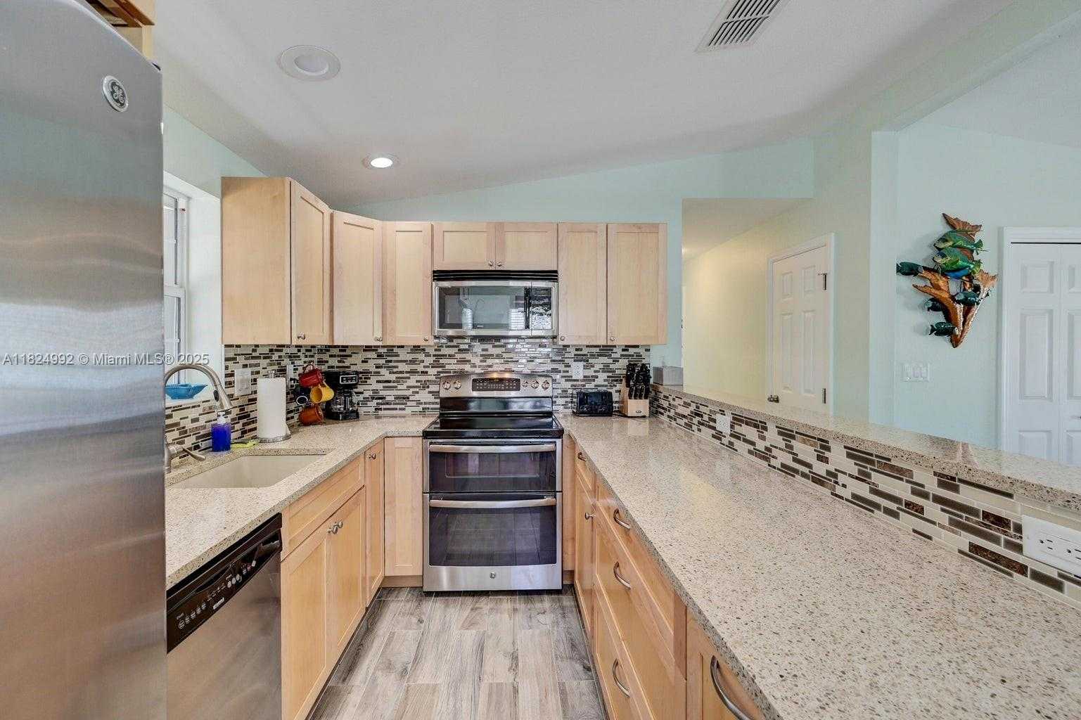 Small Image of 239 LOWER MATECUMBE RD, Key Largo Number 24