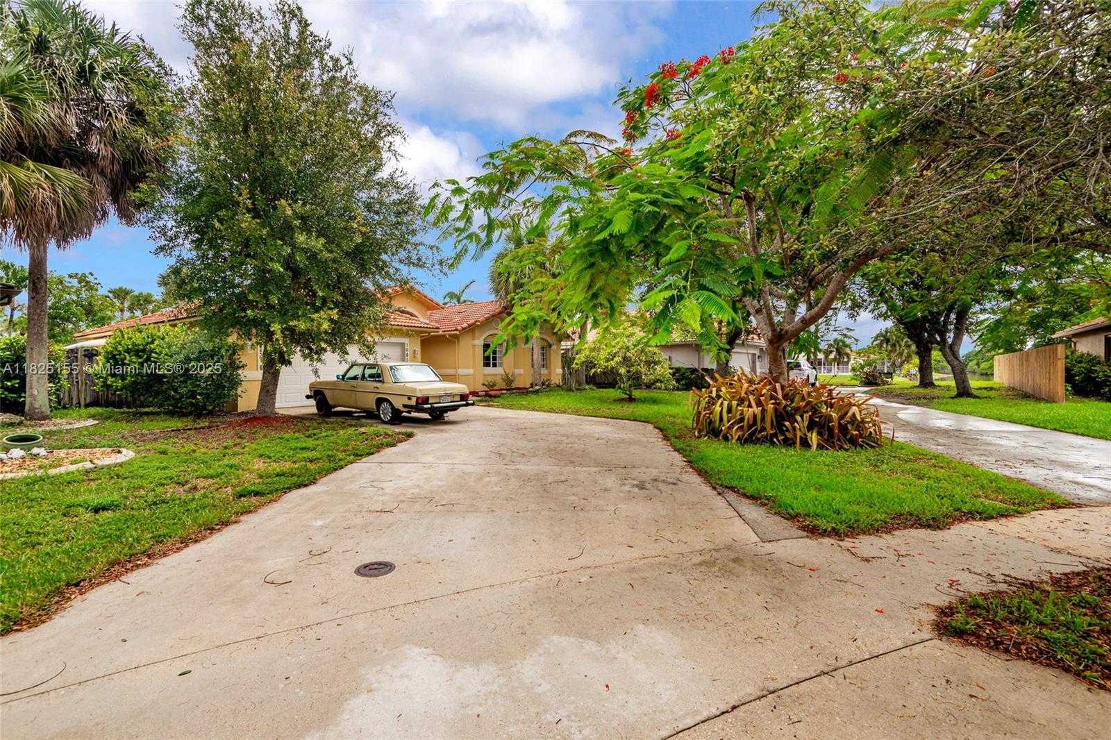 Small Image of 16859 CRESTVIEW LN, Weston Number 2