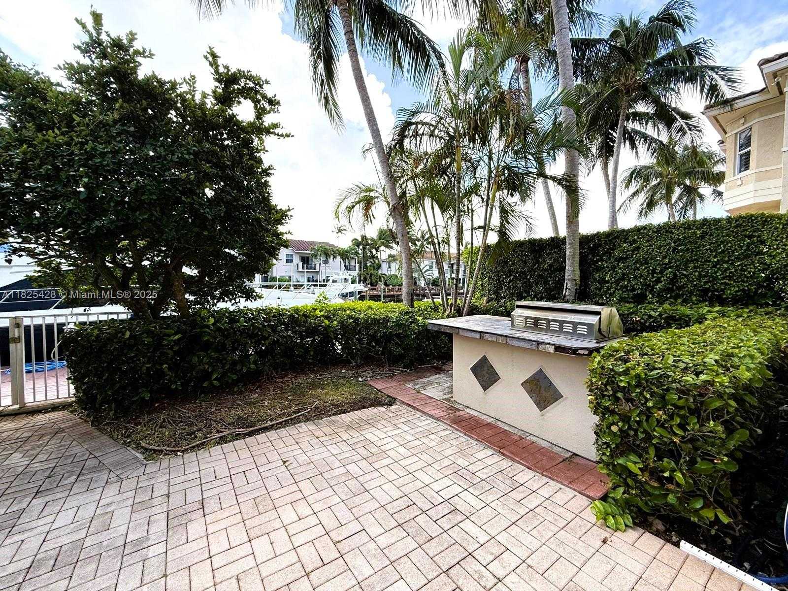Small Image of 996 SANIBEL DR, Hollywood Number 15