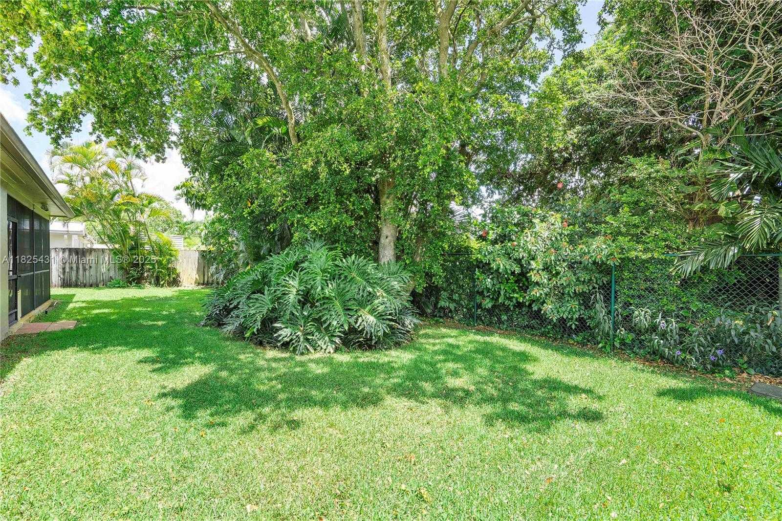 Small Image of 8220 NORTH WEST 24TH CT, Pembroke Pines Number 26