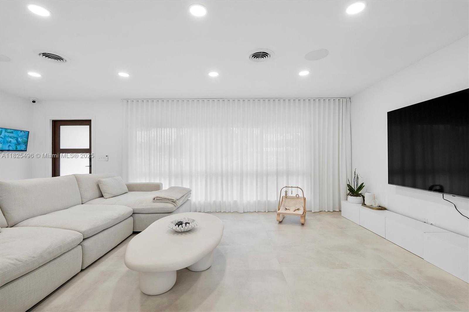 Small Image of 417 NORTH HIGHLAND DR, Hollywood Number 16