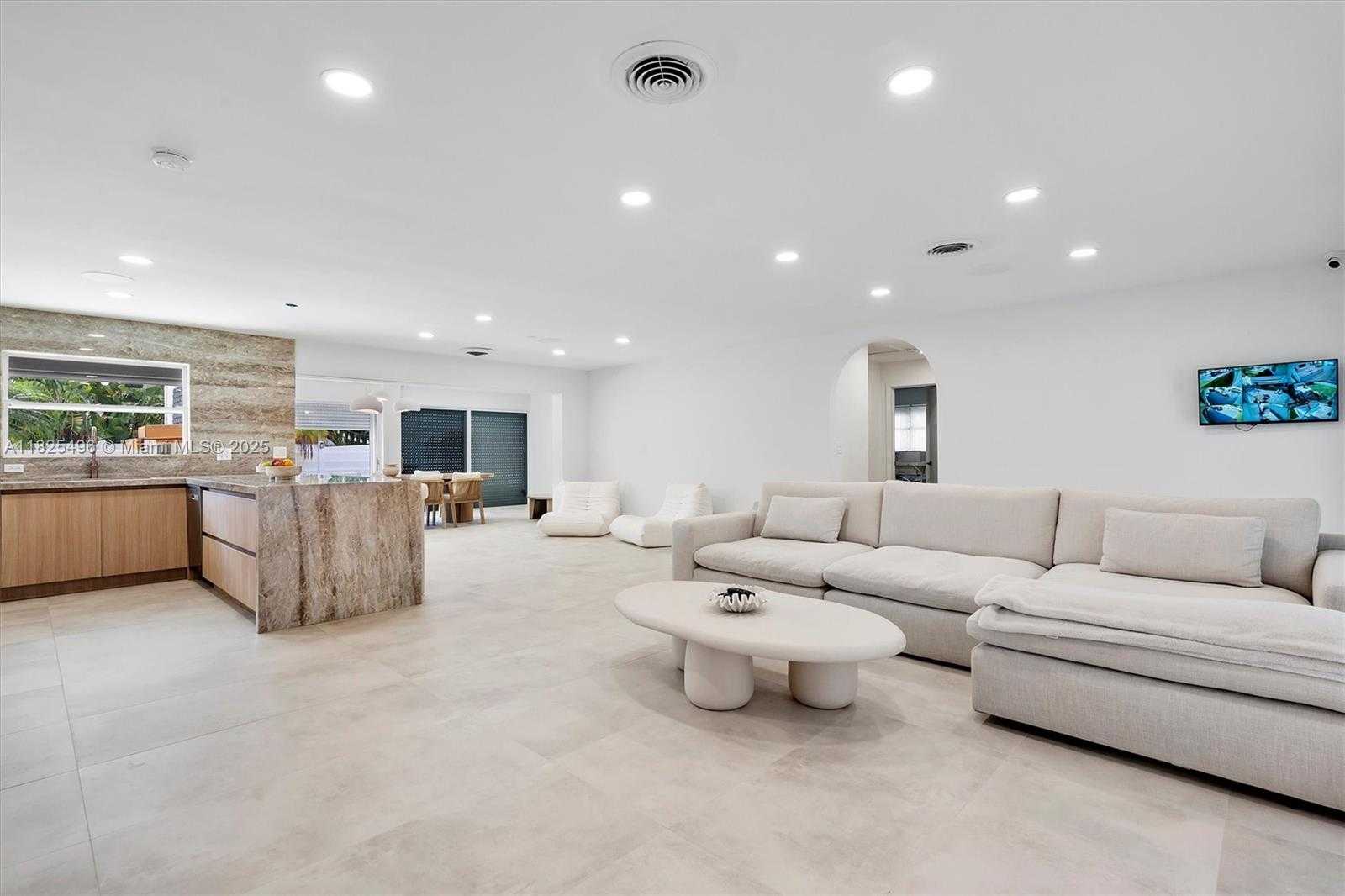 Small Image of 417 NORTH HIGHLAND DR, Hollywood Number 2