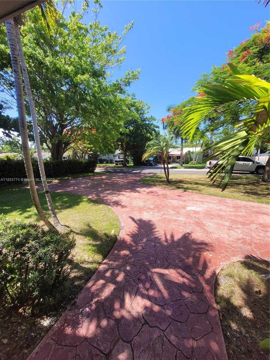 Small Image of 1132 MOFFETT ST, Hallandale Beach Number 2