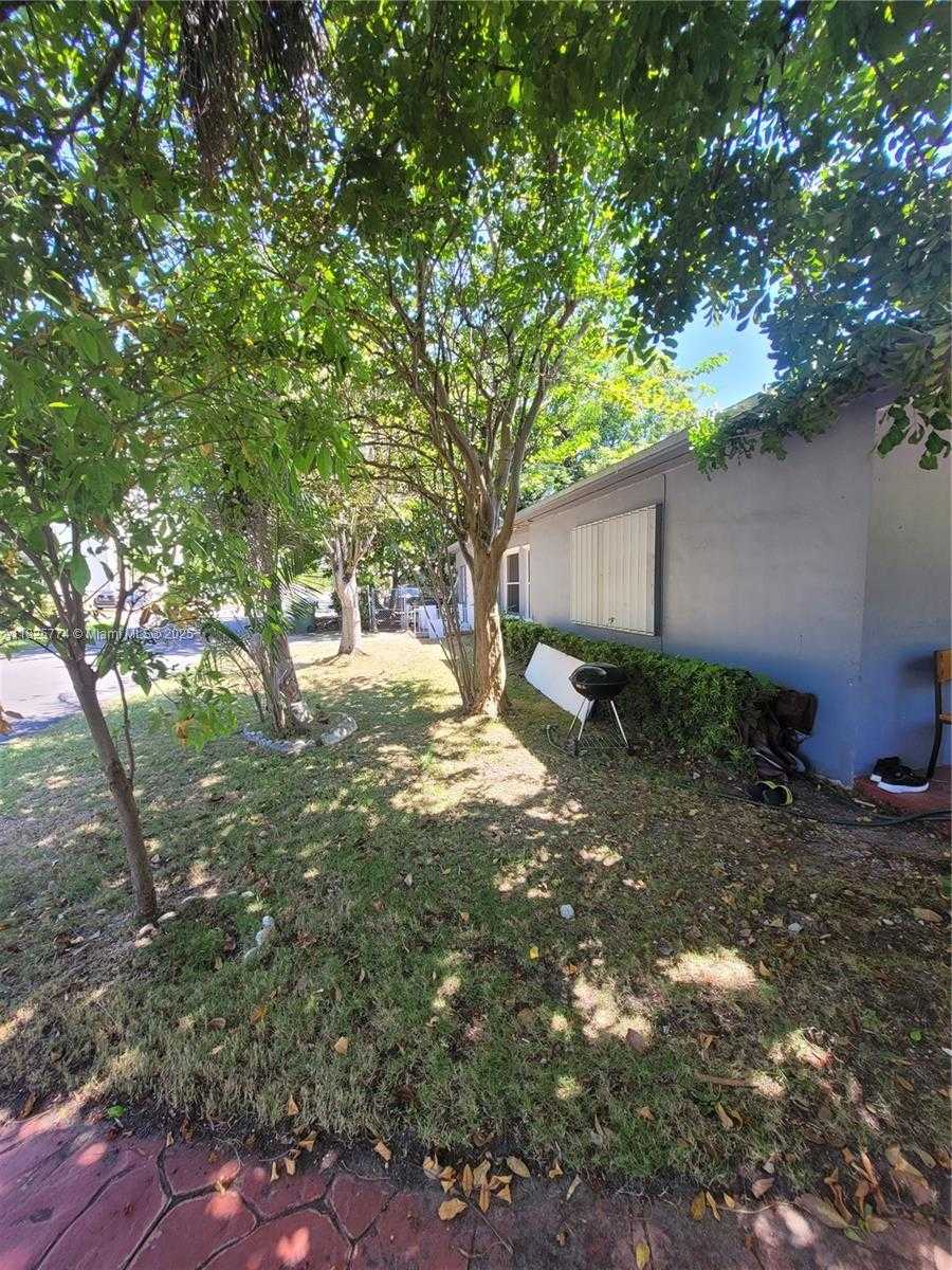 Small Image of 1132 MOFFETT ST, Hallandale Beach Number 4