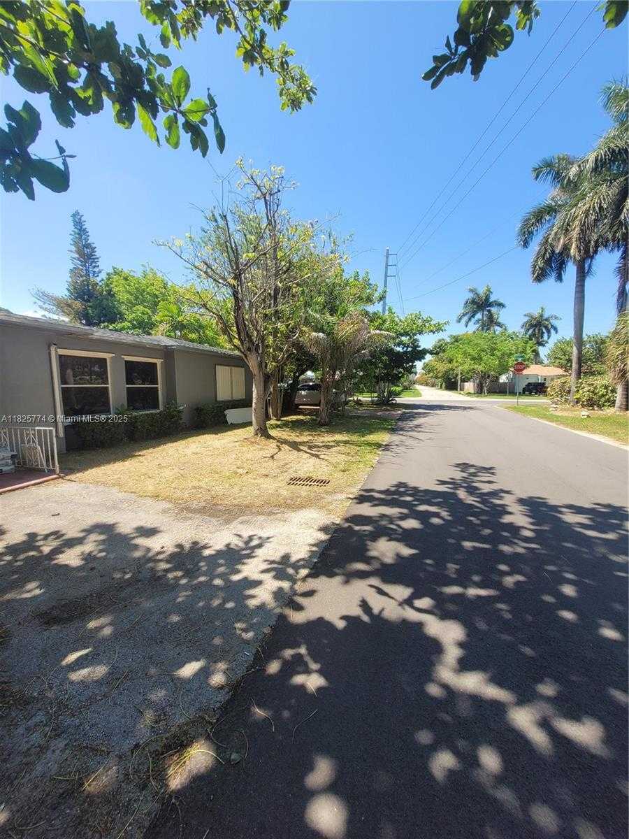 Small Image of 1132 MOFFETT ST, Hallandale Beach Number 6