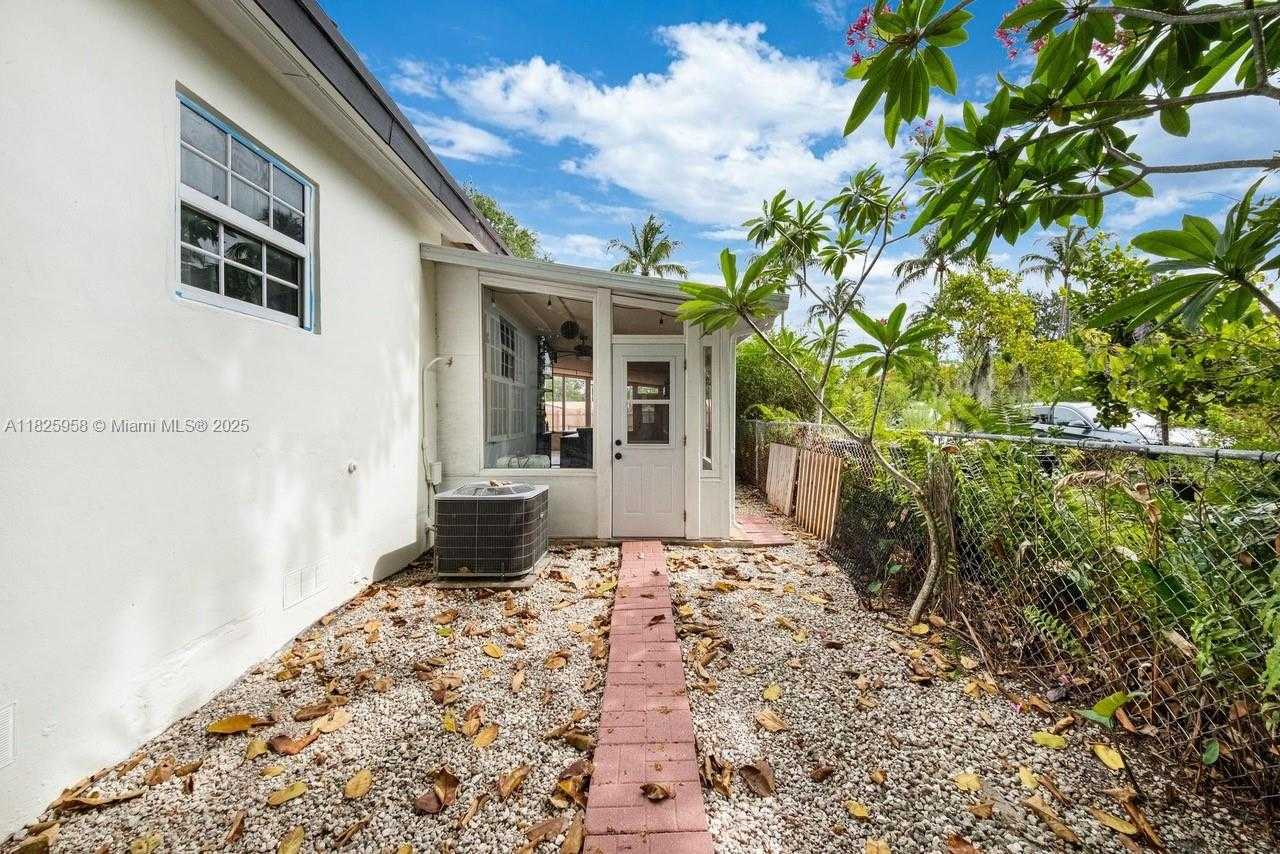 Small Image of 12995 NORTH EAST 5TH AVE, North Miami Number 27