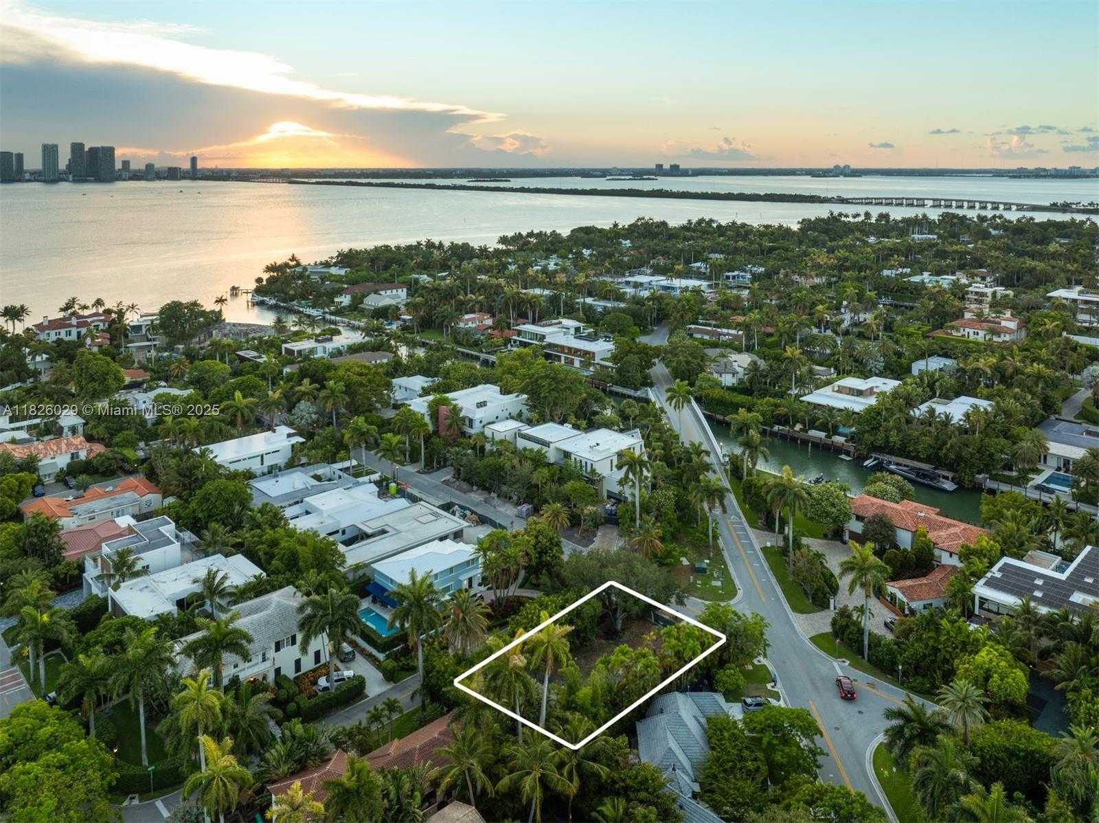 Small Image of 2121 REGATTA AVE, Miami Beach Number 12