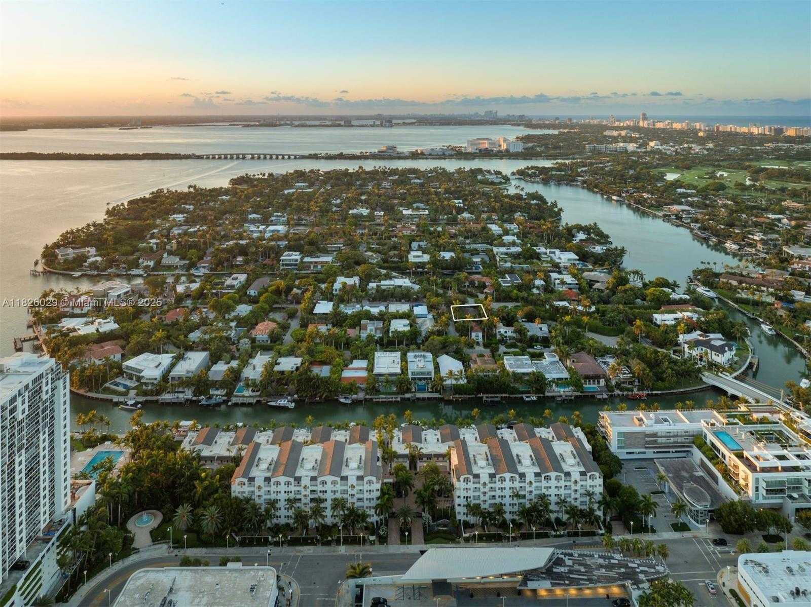 Small Image of 2121 REGATTA AVE, Miami Beach Number 15