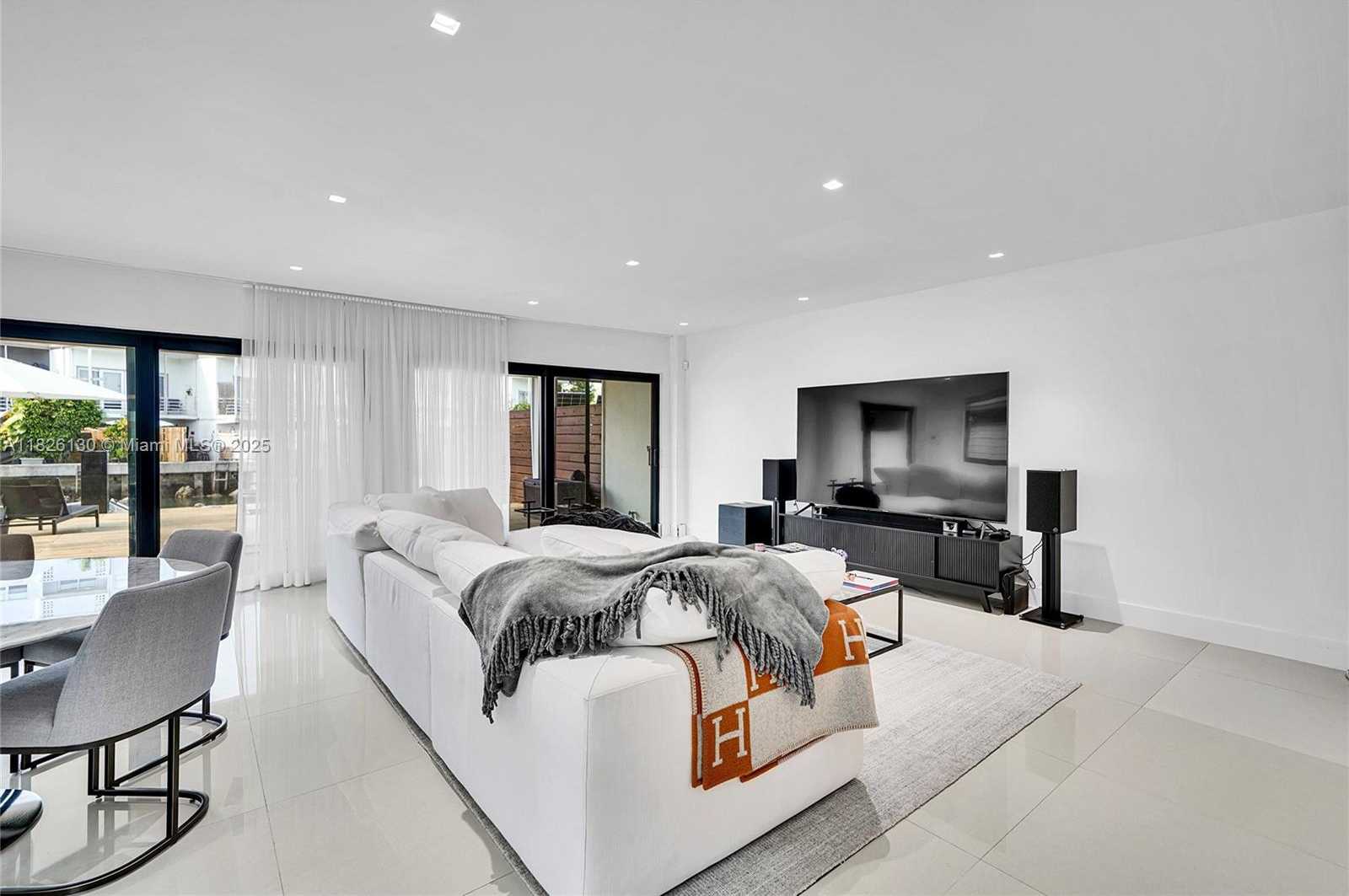 Small Image of 830 RAYMOND ST, Miami Beach Number 15