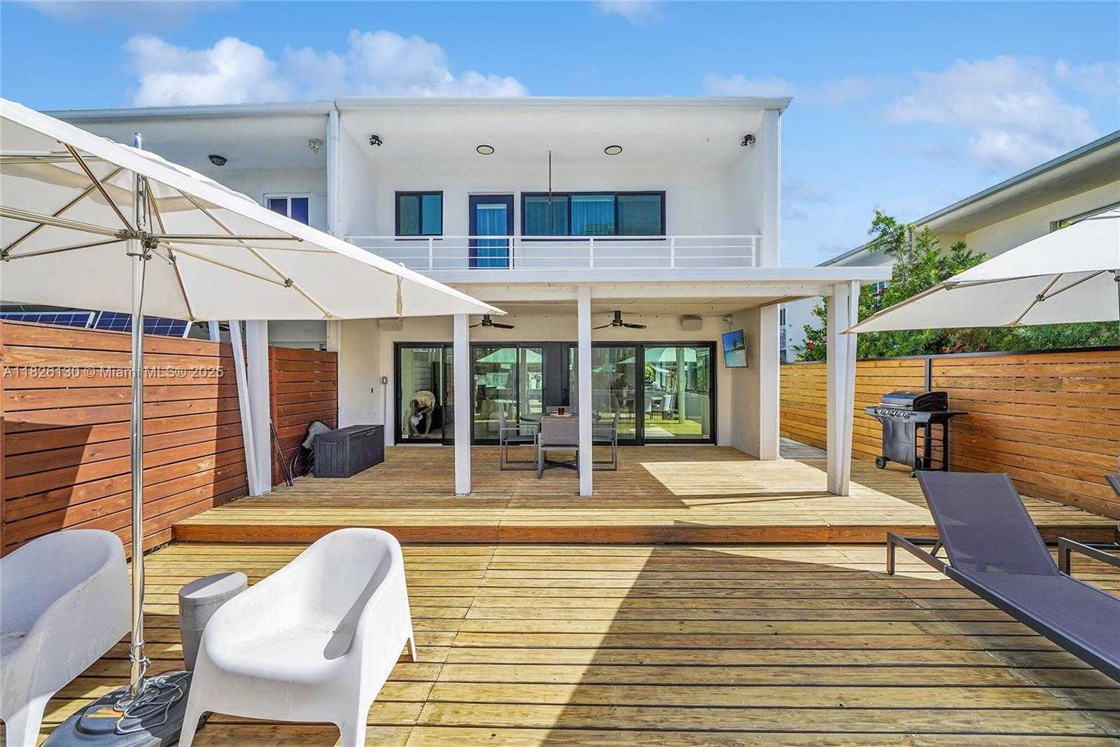 Small Image of 830 RAYMOND ST, Miami Beach Number 3