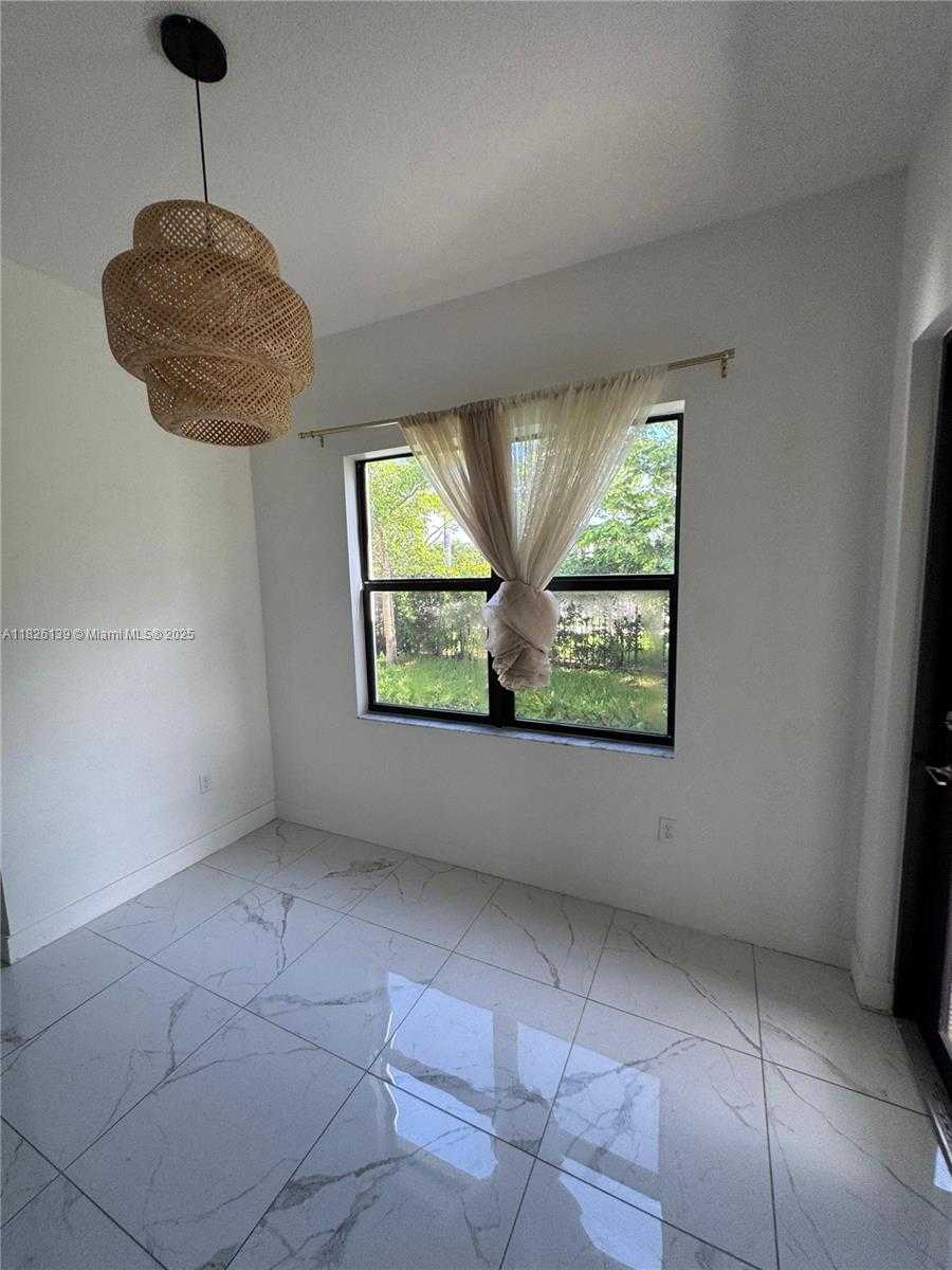 Small Image of Miramar Number 16