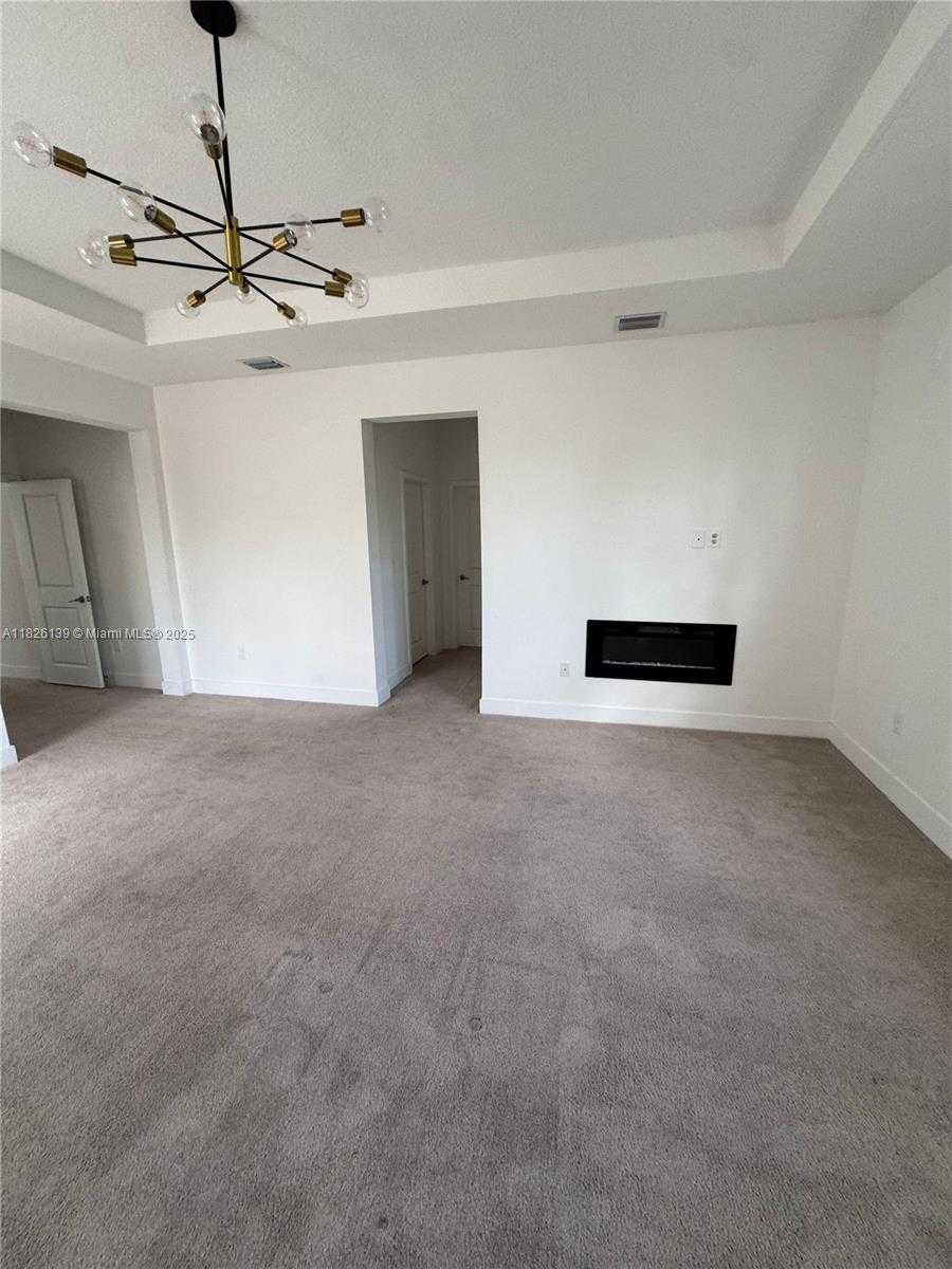 Small Image of Miramar Number 33