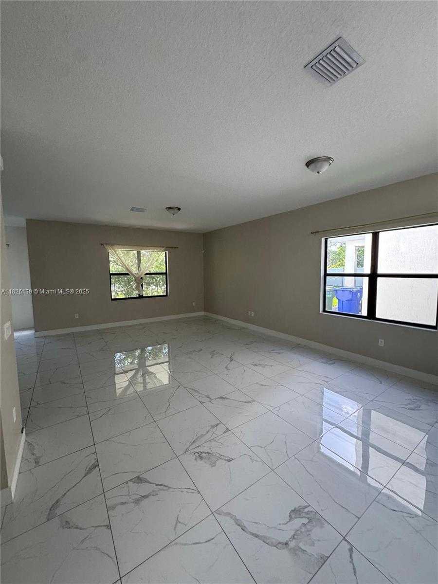 Small Image of Miramar Number 9