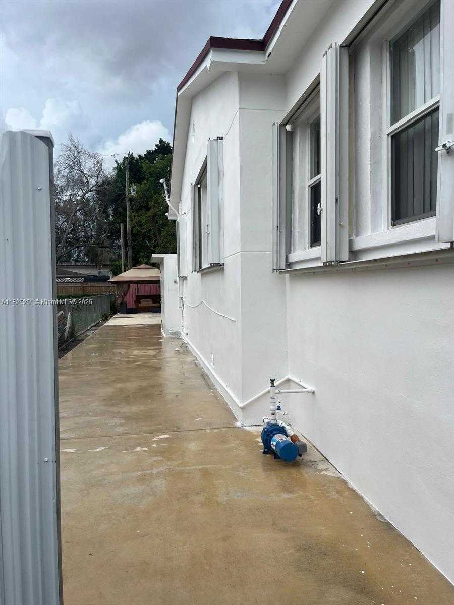 Small Image of 217 EAST 20TH ST, Hialeah Number 12
