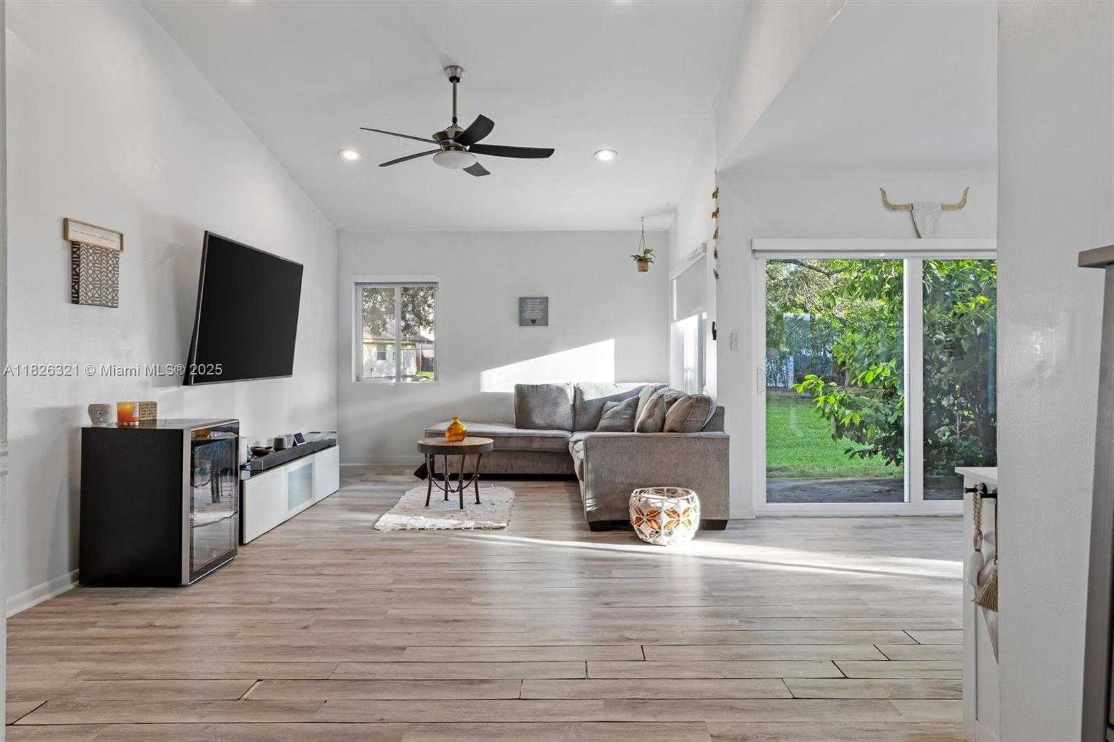 Small Image of 50 FOREST CIR, Cooper City Number 5