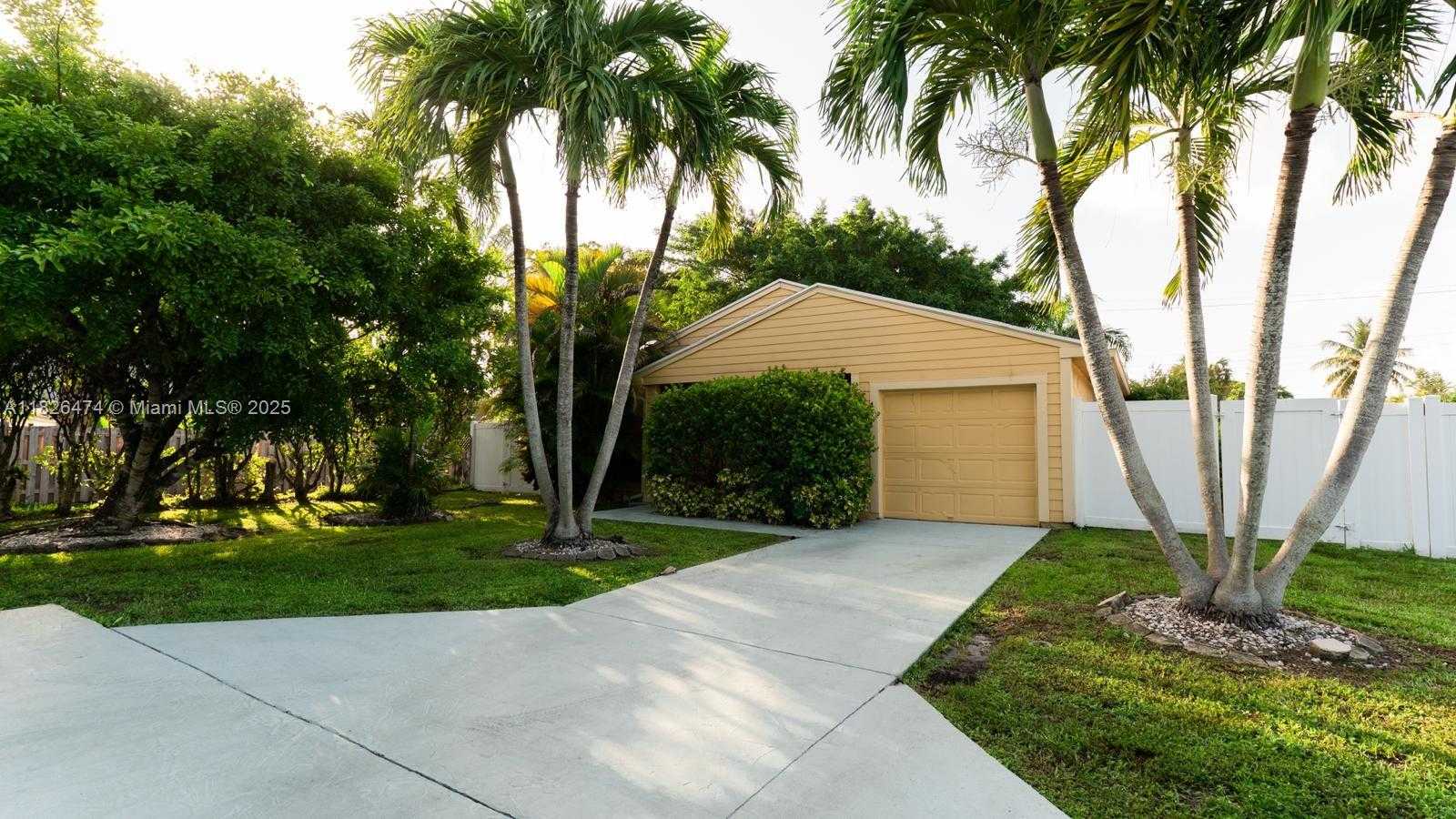 Small Image of 8443 GARDEN GATE PL, Boca Raton Number 2