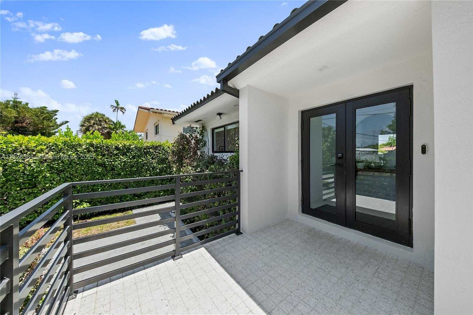 Small Image of 2010 NORTH EAST 122ND RD, North Miami Number 10