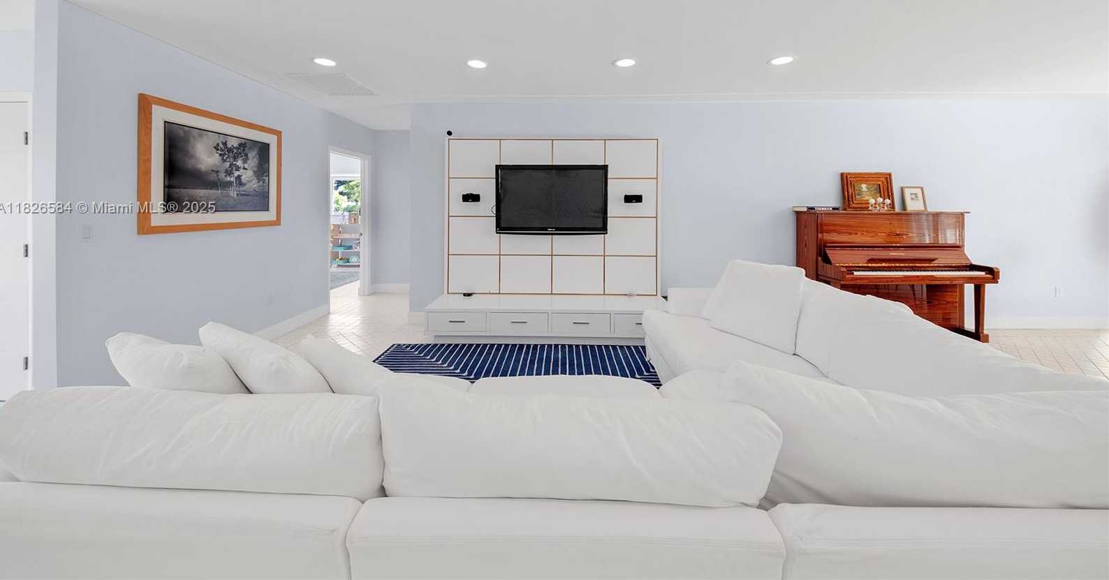 Small Image of 2010 NORTH EAST 122ND RD, North Miami Number 16