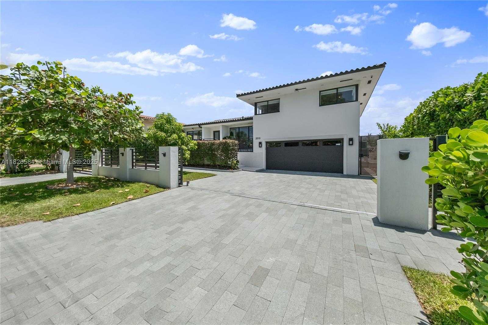 Small Image of 2010 NORTH EAST 122ND RD, North Miami Number 2